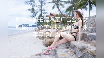 单身女性在家拿着梳子自慰解闷